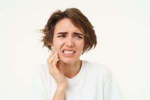 how to stop bleeding on gums